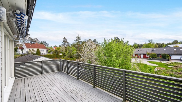 Ved inngangspartiet finnes det også en ekstra uteplass som fanger kveldssolen.