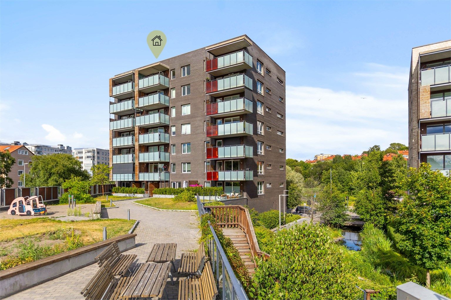 Bygget er fra 2016 og har en moderne fasade forblendet med teglstein.