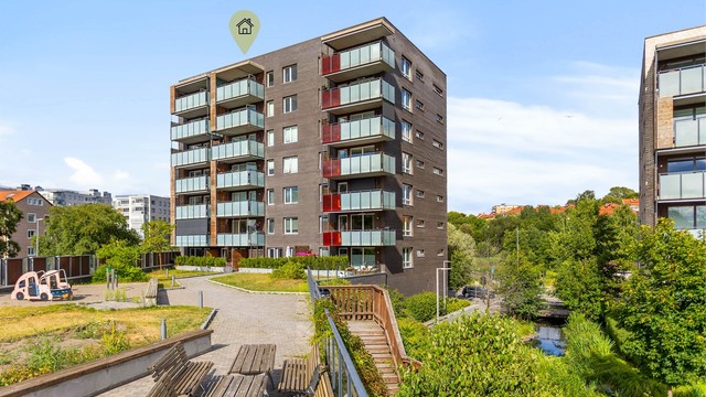 Bygget er fra 2016 og har en moderne fasade forblendet med teglstein.