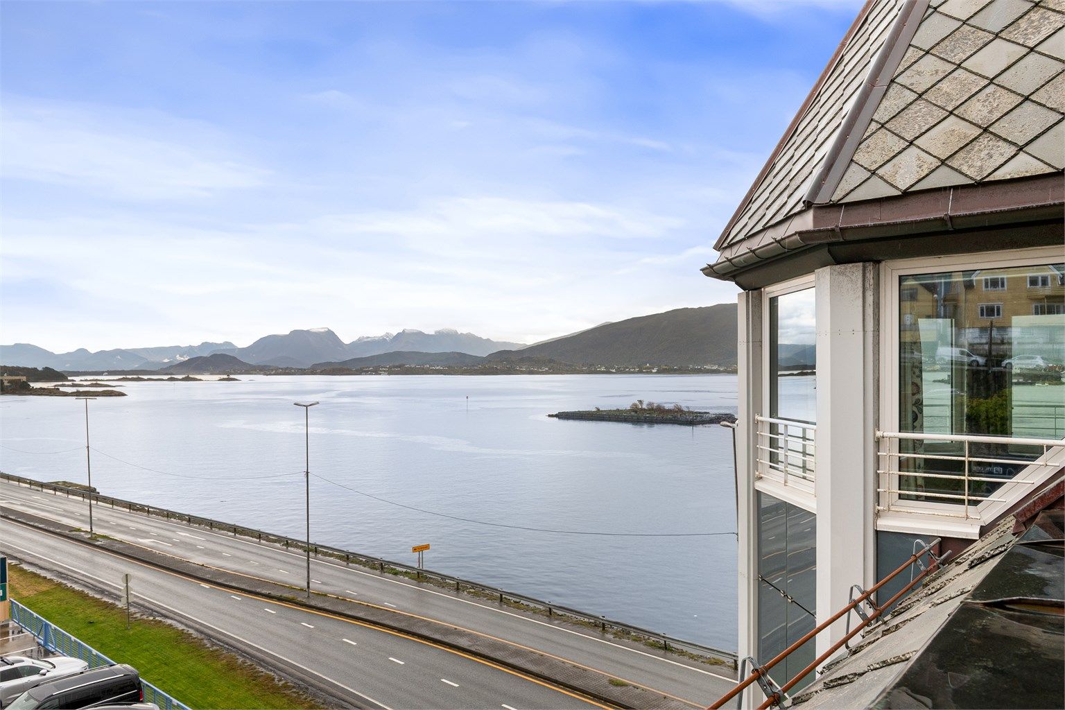 Utsyn fra leiligheten mot Borgundfjorden og innseilingen.