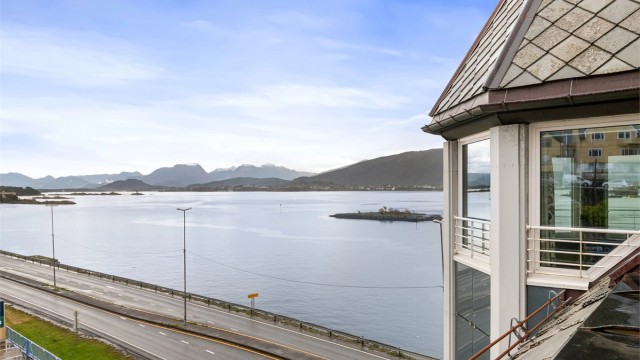 Utsyn fra leiligheten mot Borgundfjorden og innseilingen.