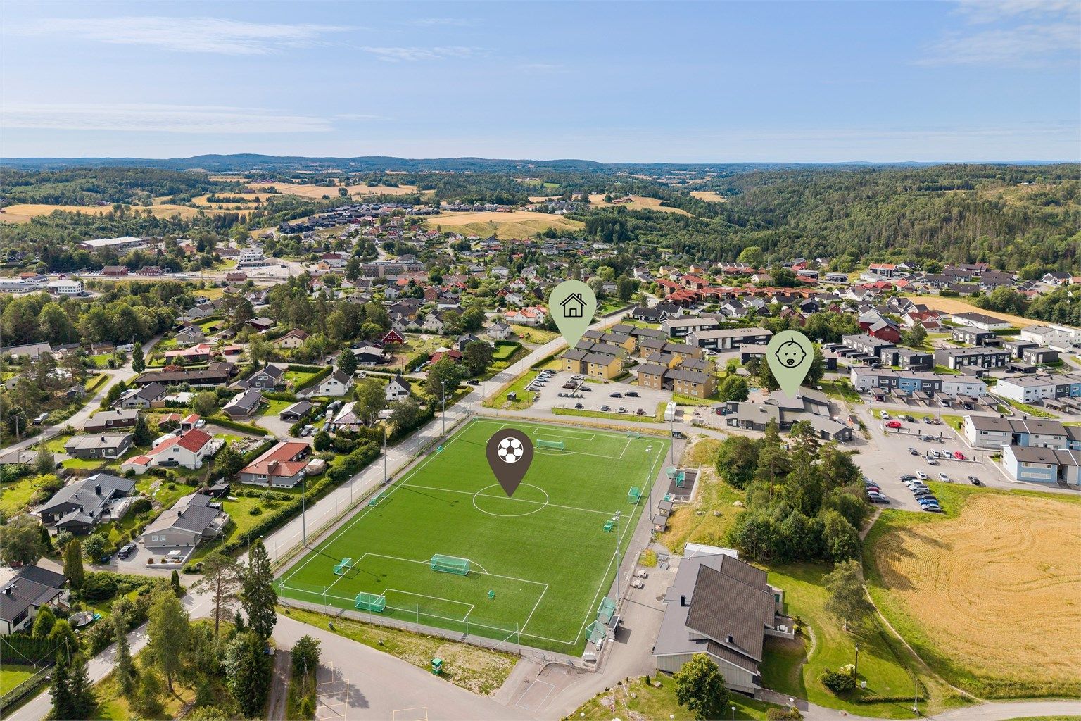 Kort gangavstand til Tomter idrettspark, som ligger like ved.