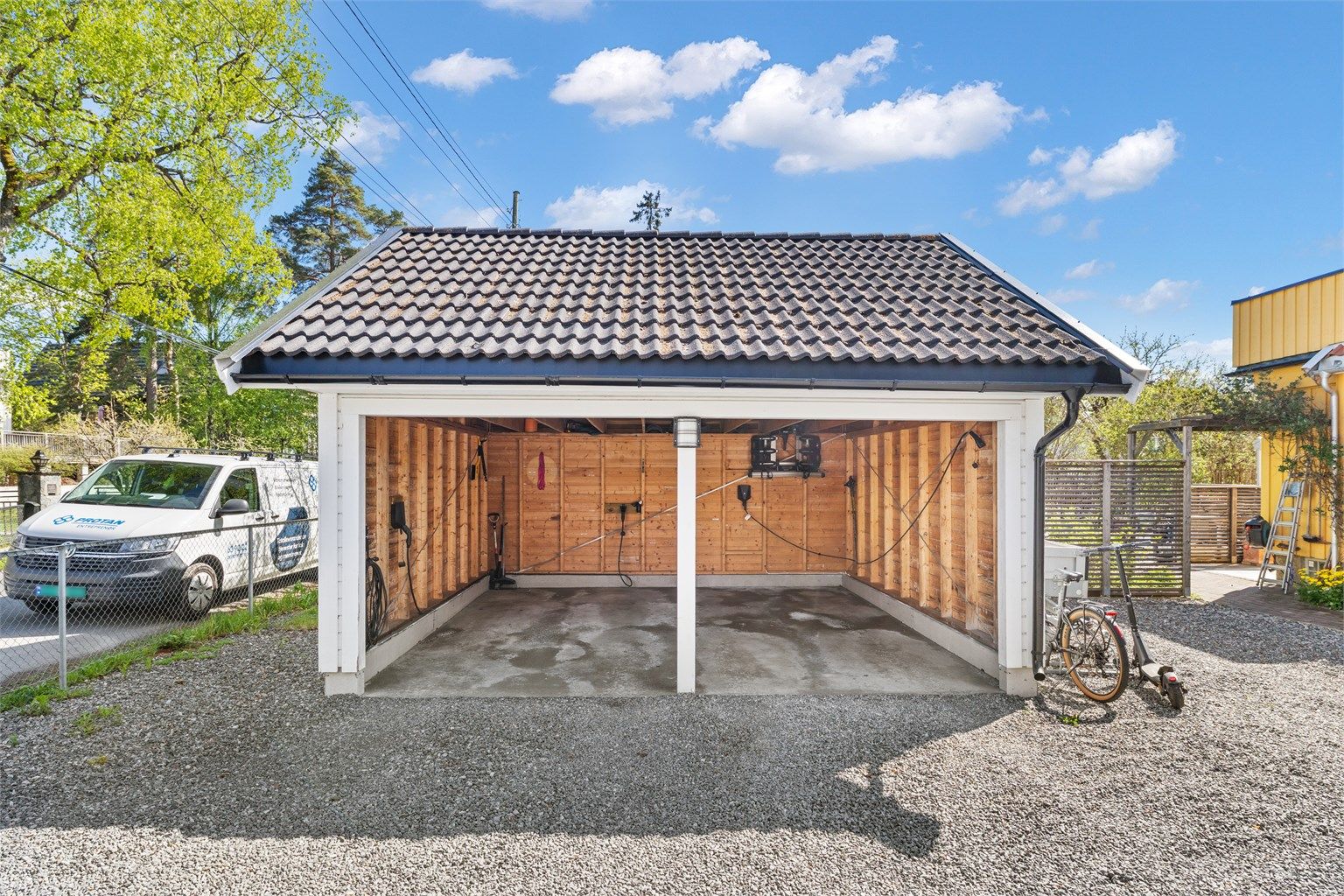 Boligen har tinglyst eksklusiv bruksrett til halvpart av dobbel carport. Elbillader (installert i 2021) i carporten og lagringshems. I tillegg er det tre felles parkeringsplasser på gårdsplassen