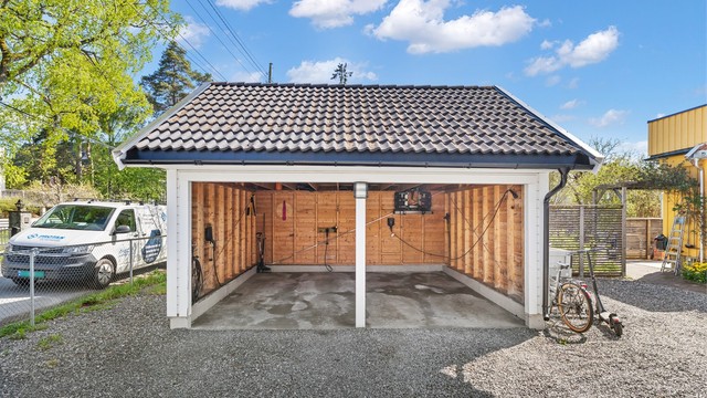 Boligen har tinglyst eksklusiv bruksrett til halvpart av dobbel carport. Elbillader (installert i 2021) i carporten og lagringshems. I tillegg er det tre felles parkeringsplasser på gårdsplassen