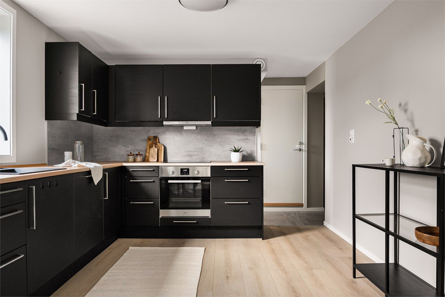 Et helt nytt og stilsikkert Mesterkjøkken ble installert i hybelen i 2019.
Samtlige hvitevarer medfølger også her.