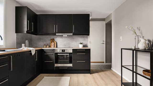 Et helt nytt og stilsikkert Mesterkjøkken ble installert i hybelen i 2019.
Samtlige hvitevarer medfølger også her.