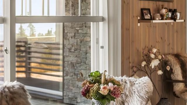 Detaljer med steinsatte vegger og delikate fargevalg på vegger/tak inne