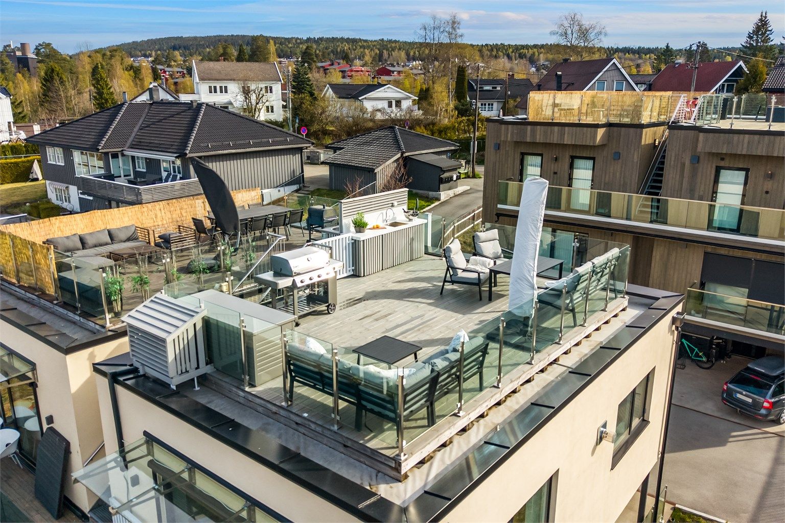 Takterrasse med gode solforhold og fin utsikt over nærområdet. 