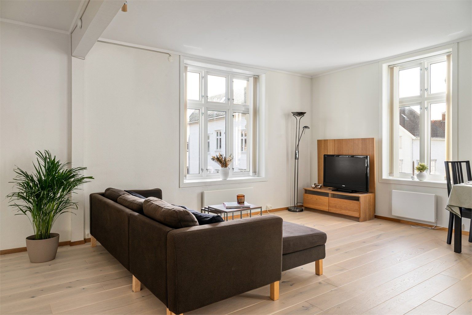 Leiligheten ligger i byggets 2. etasje og kan skilte med gode lysforhold samt god takhøyde. 