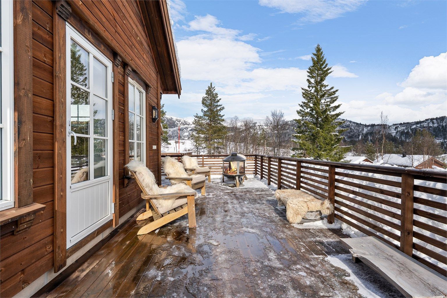 Særdeles flott og romslig veranda med gode sol og utsiktsforhold