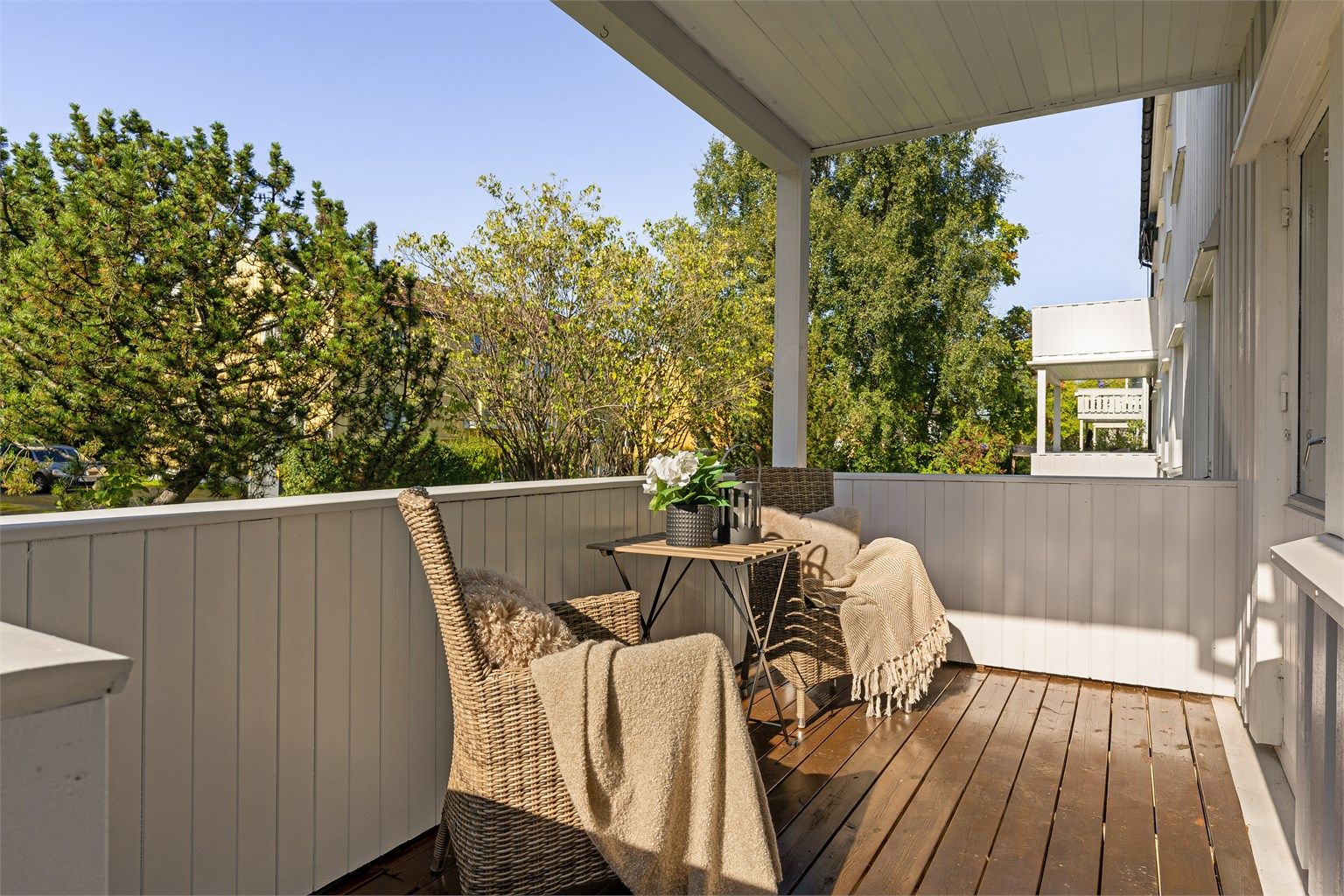 Her har man god plass til ønsket utemøblement. Fra balkongen har man også enkel tilkomst til felles hage med trapp. 