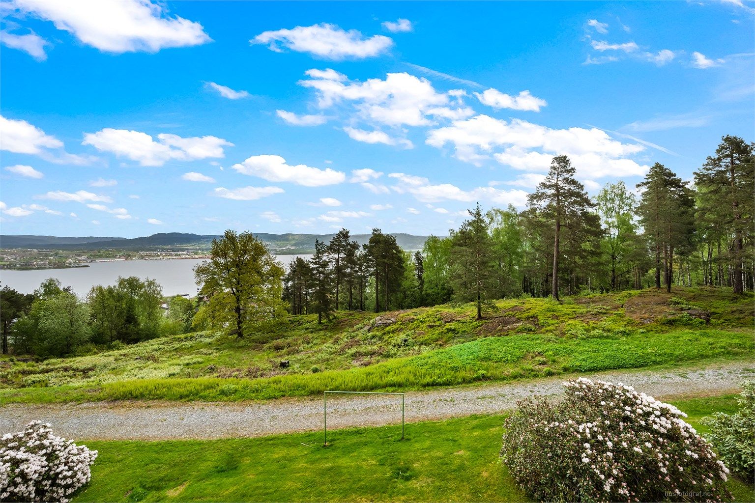 Fra eiendommen er det flott utsikt over nærområdet og Drammensfjorden.