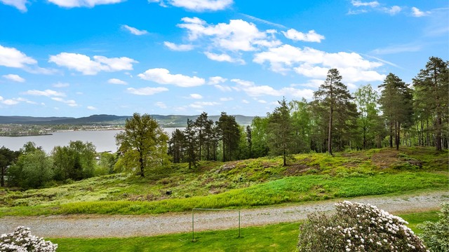 Fra eiendommen er det flott utsikt over nærområdet og Drammensfjorden.