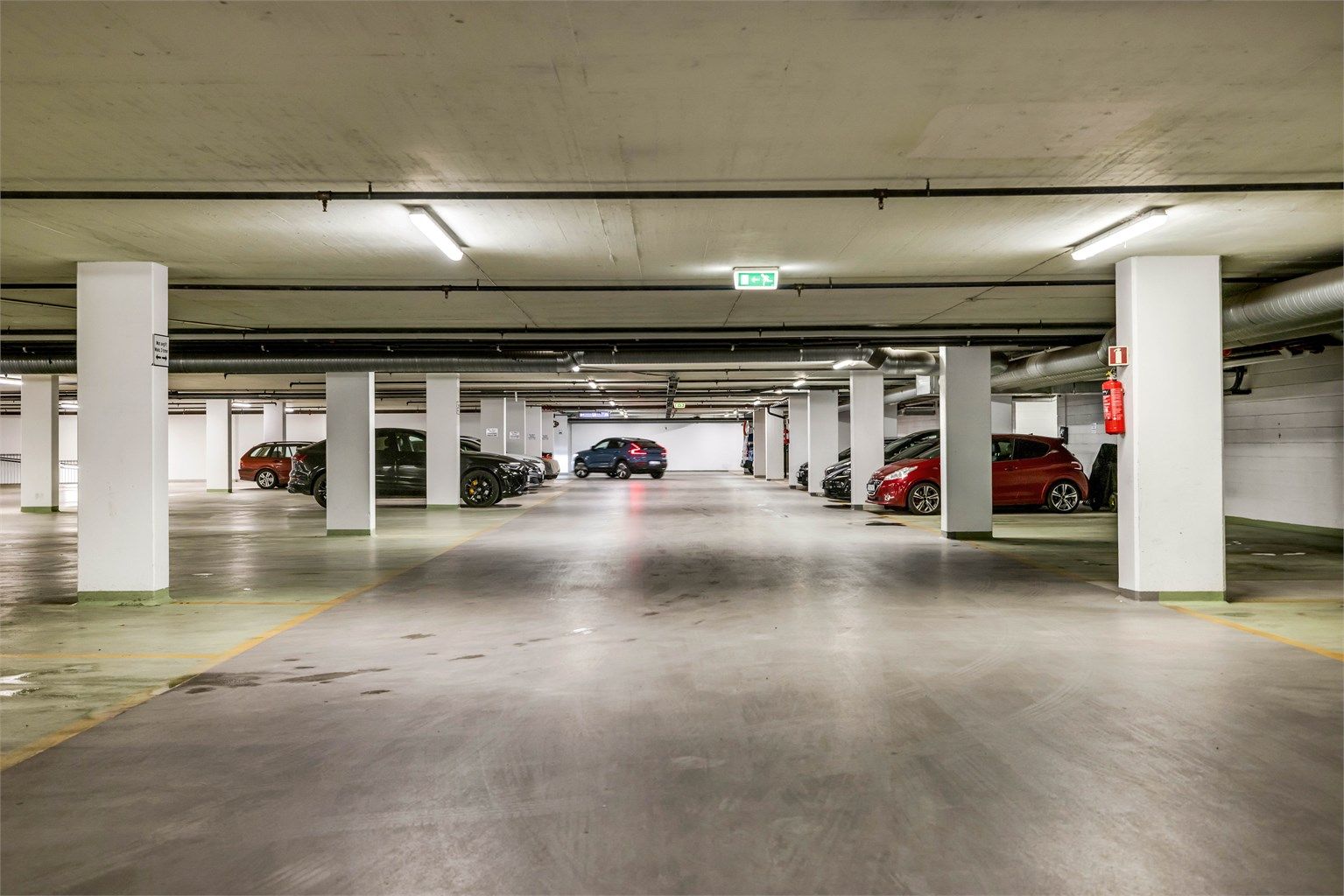 Parkeringsanlegg i kjelleretasjen med heisadkomst i bygget med tidvis mulighet for å leie/kjøpe parkeringsplass.