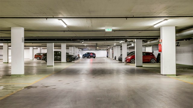 Parkeringsanlegg i kjelleretasjen med heisadkomst i bygget med tidvis mulighet for å leie/kjøpe parkeringsplass.
