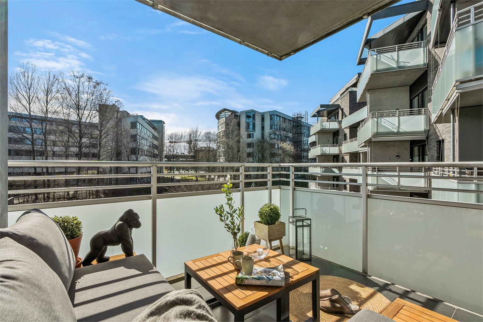 Velkommen til en lys og moderne 2-roms med solrik balkong og en attraktiv beliggenhet på Skøyen presentert av Marius Dyngeland Iversen.