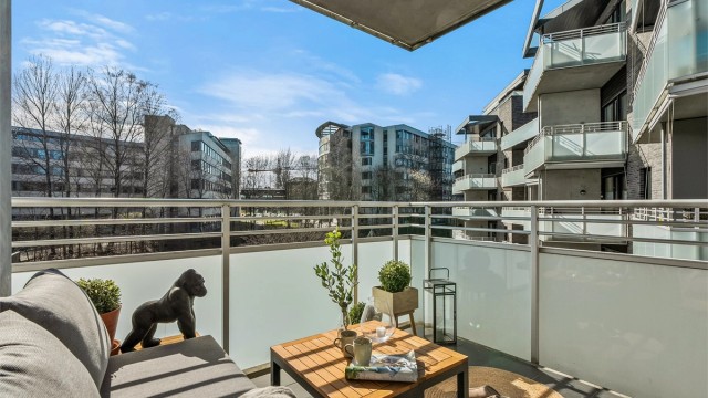 Velkommen til en lys og moderne 2-roms med solrik balkong og en attraktiv beliggenhet på Skøyen presentert av Marius Dyngeland Iversen.