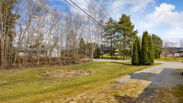 Eiendommen ligger i et etablert og rolig boligområde på Bjørkelangen.