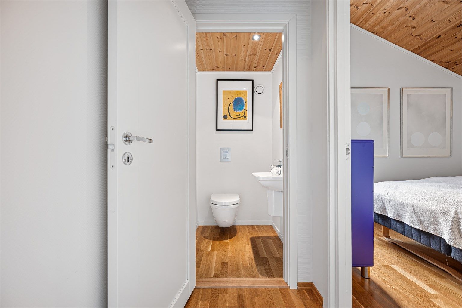 Praktisk løsning med wc i samme etasje som soverom. 1 av hyttens 2 toalett. 
