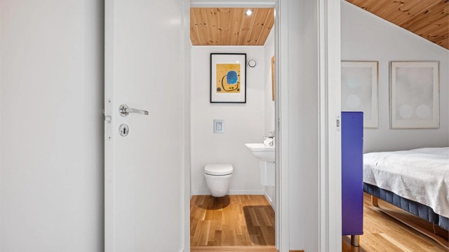 Praktisk løsning med wc i samme etasje som soverom. 1 av hyttens 2 toalett.