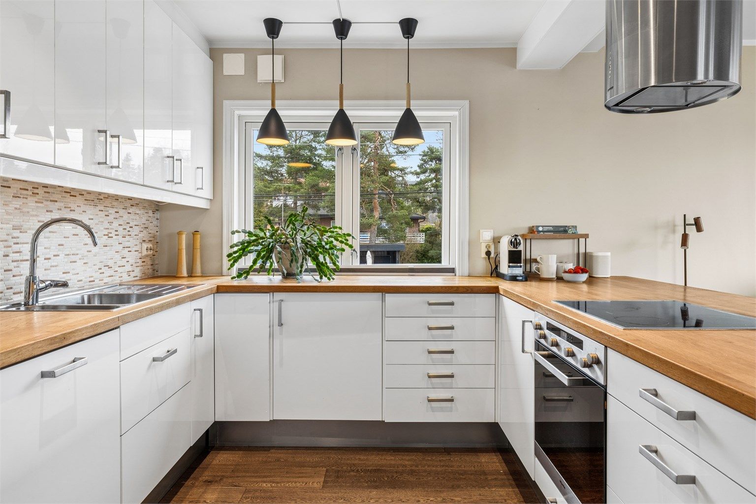 Kjøkkenventilator med avtrekk ut sikrer godt inneklima. Alle vinduer i etasjen er fra 2019.