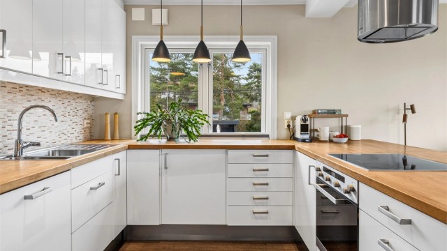 Kjøkkenventilator med avtrekk ut sikrer godt inneklima. Alle vinduer i etasjen er fra 2019.