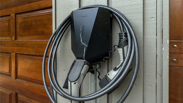 Det er montert elbil lader på garasjen for praktisk hjemmelading