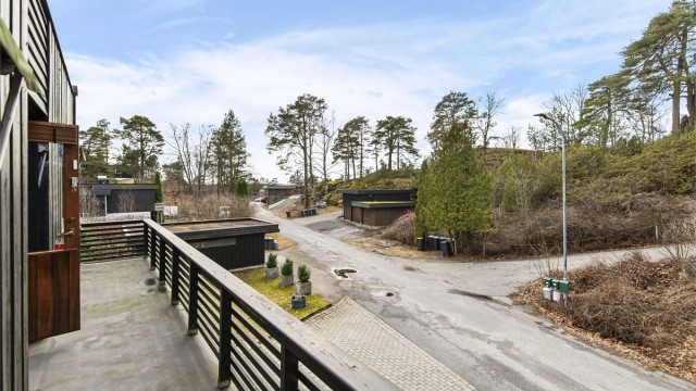Utsikt over nabolaget fra den vestvendte balkongen. Utgangen til denne er i gangen mellom soverommene.