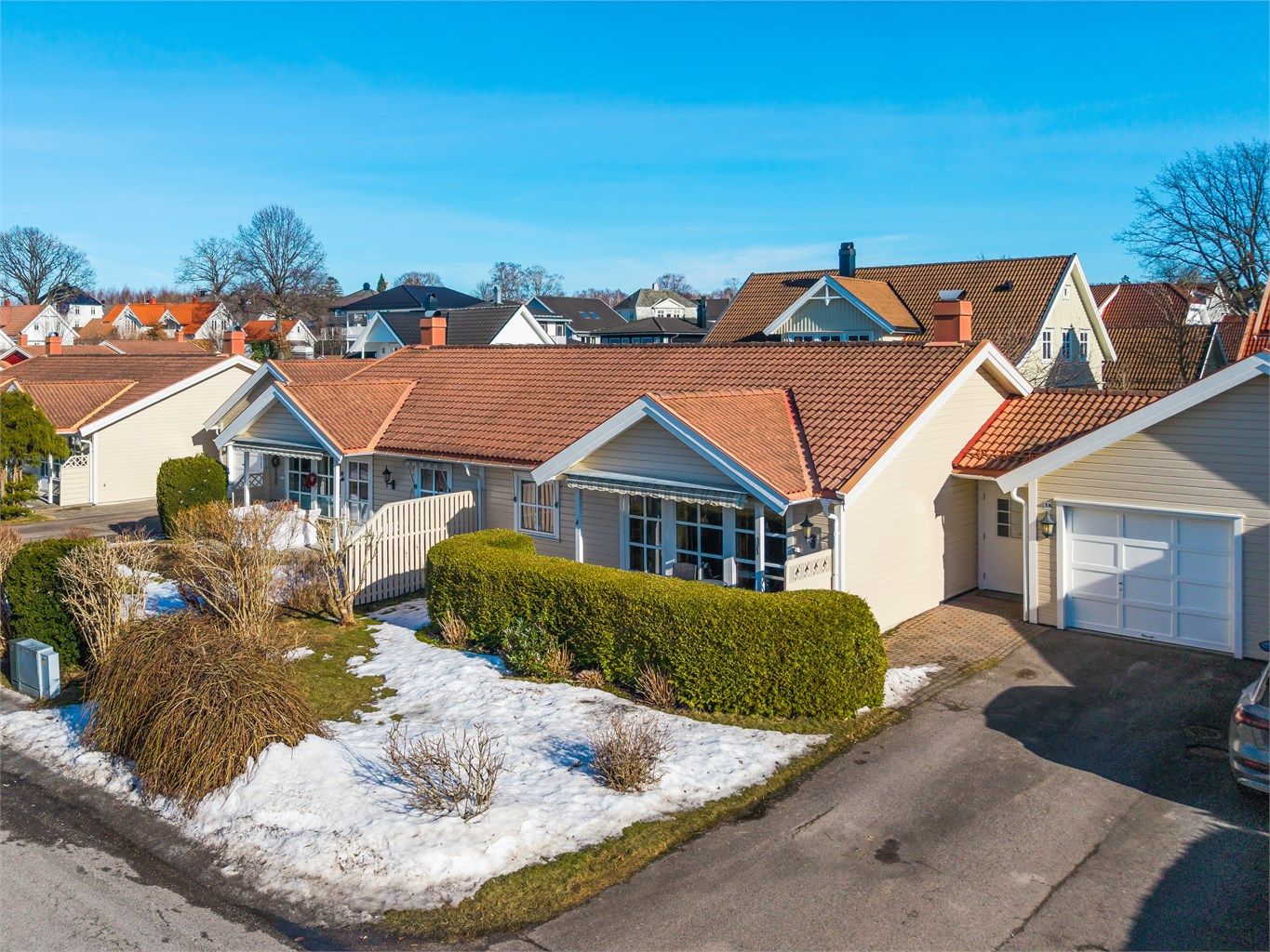 Velkommen til dette hyggelige kjedete rekkehuset på Råel, med alt på én praktisk flate.