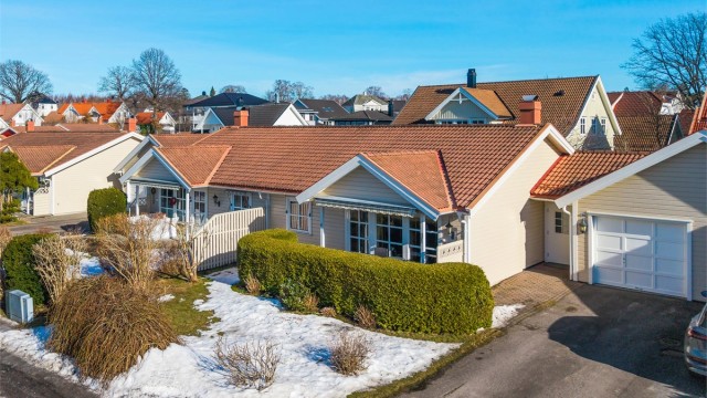 Velkommen til dette hyggelige kjedete rekkehuset på Råel, med alt på én praktisk flate.