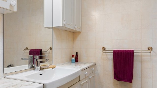Baderom i 2. etasje innredet med badekar og servantmøblement. Badet har iht. tilstandsrapporten fått en helhetsvurdering på TG3.