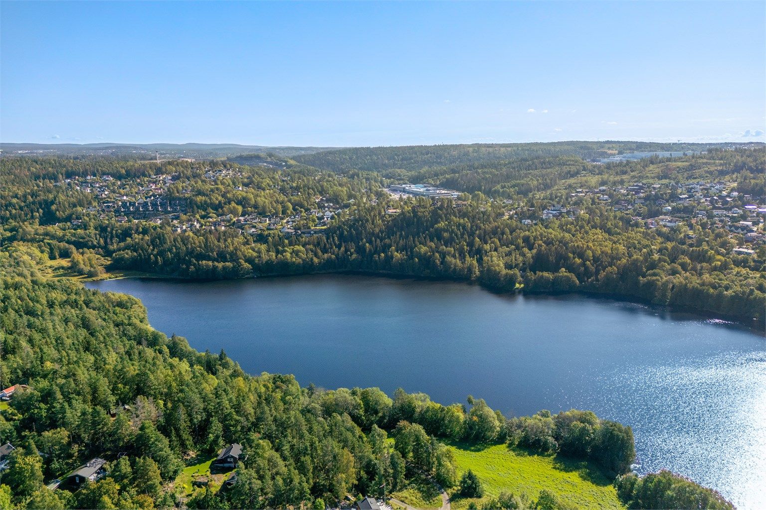 Med umiddelbar nærhet til Pollevannet og kun fem minutters kjøring til Breivoll badeplass, er veien kort til et avkjølende bad.