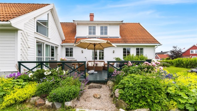 Vakker og velstelt hage med ulike beplantninger tegnet av hagearkitekt