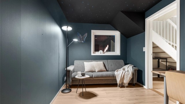 Stilig, moderne medierom med stjernehimmel og plass til sittegruppe og TV-område.