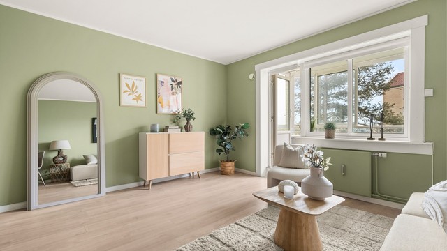Stua har og store vindusflater som gir rikelig med naturlig lys