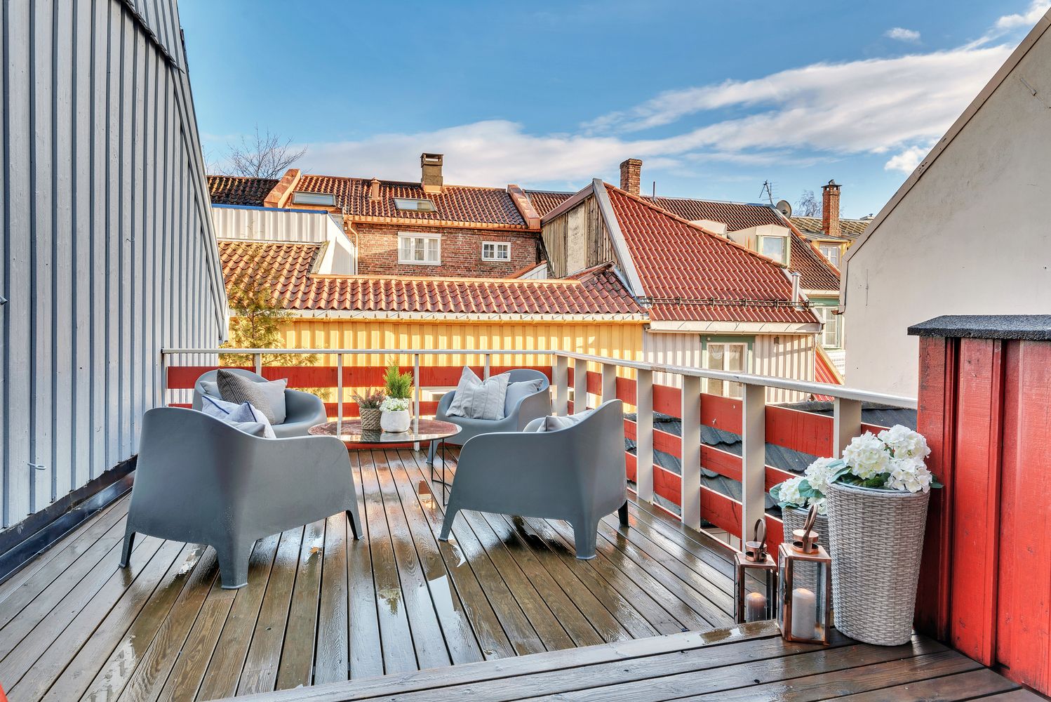 Eiendommen byr på flere takterrasser med gode solforhold gjennom dagen, og rikelig plass til utemøbler – perfekte soner for både avslapning og sosiale sammenkomster.