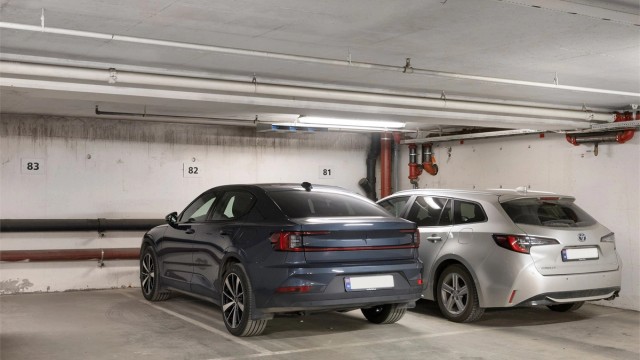Leiligheten disponerer én garasjeplass (merket nr. 82) i felles garasjeanlegg, samt en bod på ca. 5 kvm.