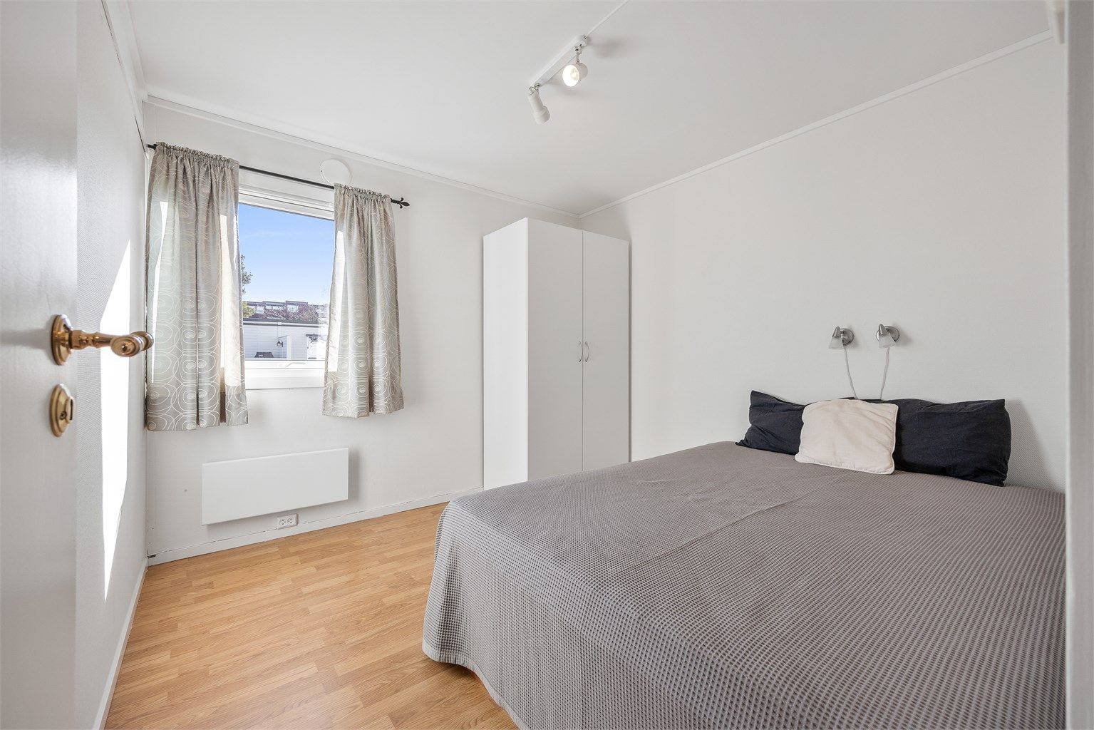 Soverommene er malt i lyse, nøytrale farger og er enkle å innrede.