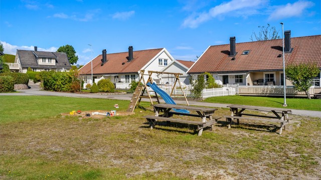 Etablert og barnevennlig bomiljø med felles lekeplass like i nærheten.