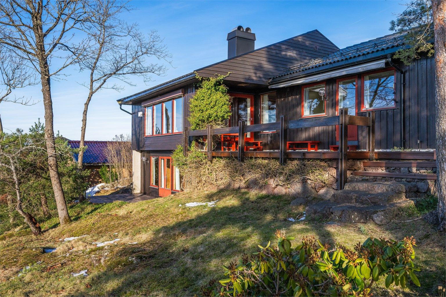 Velholdt bolig med store vindusflater og naturlig tilknytning til tomt og terreng.