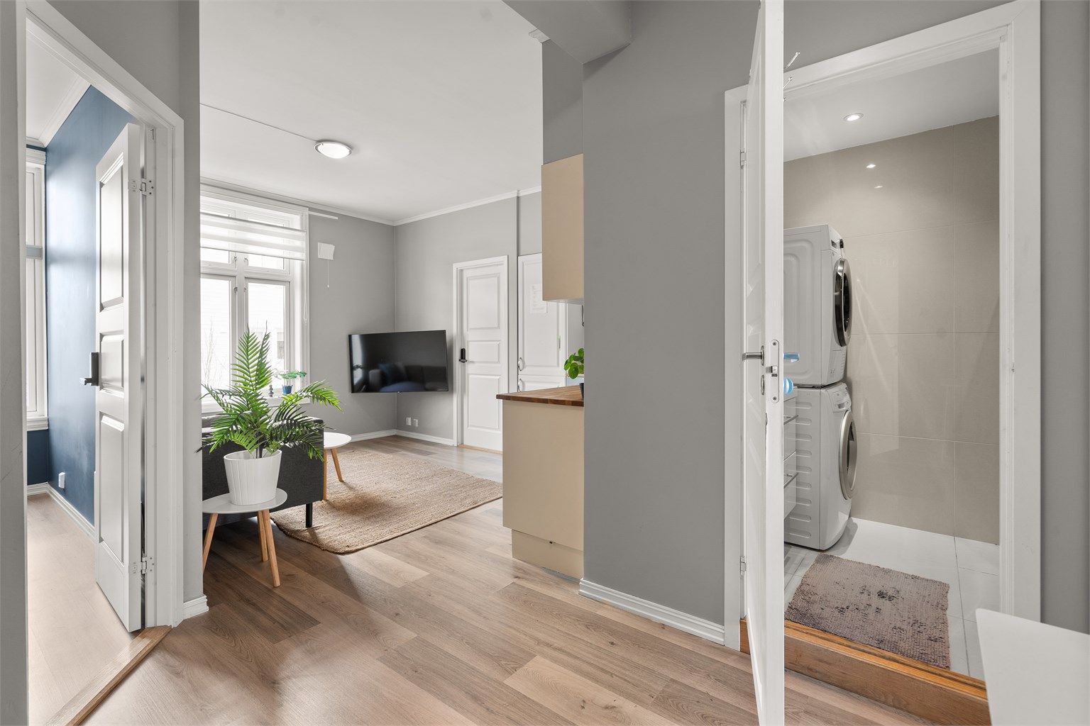 Leiligheten er pusset opp i moderne farger og fremstår som tiltalende