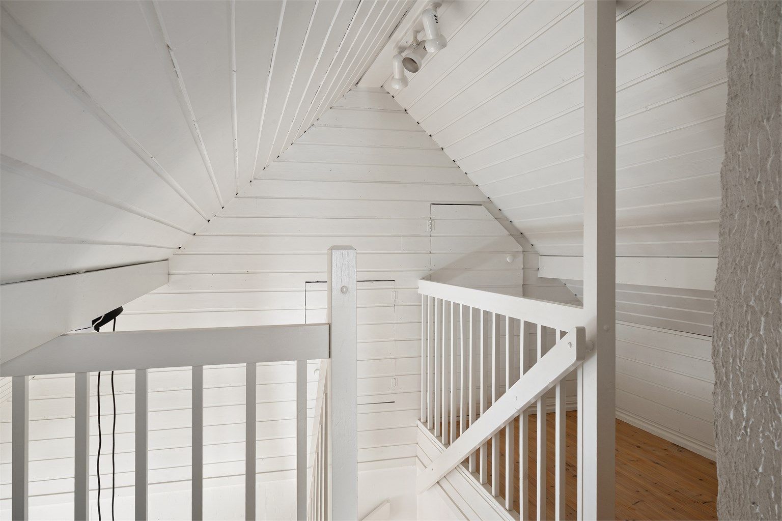 Loft med gode lagringsmuligheter. 