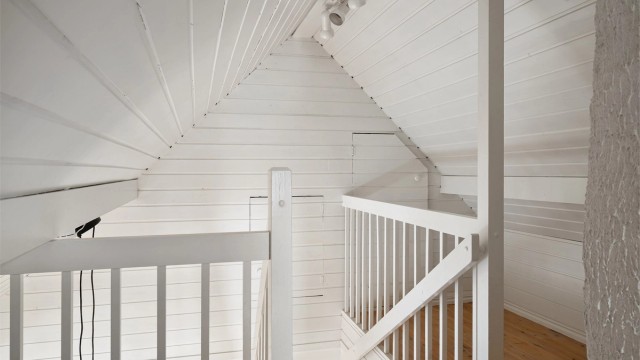 Loft med gode lagringsmuligheter.