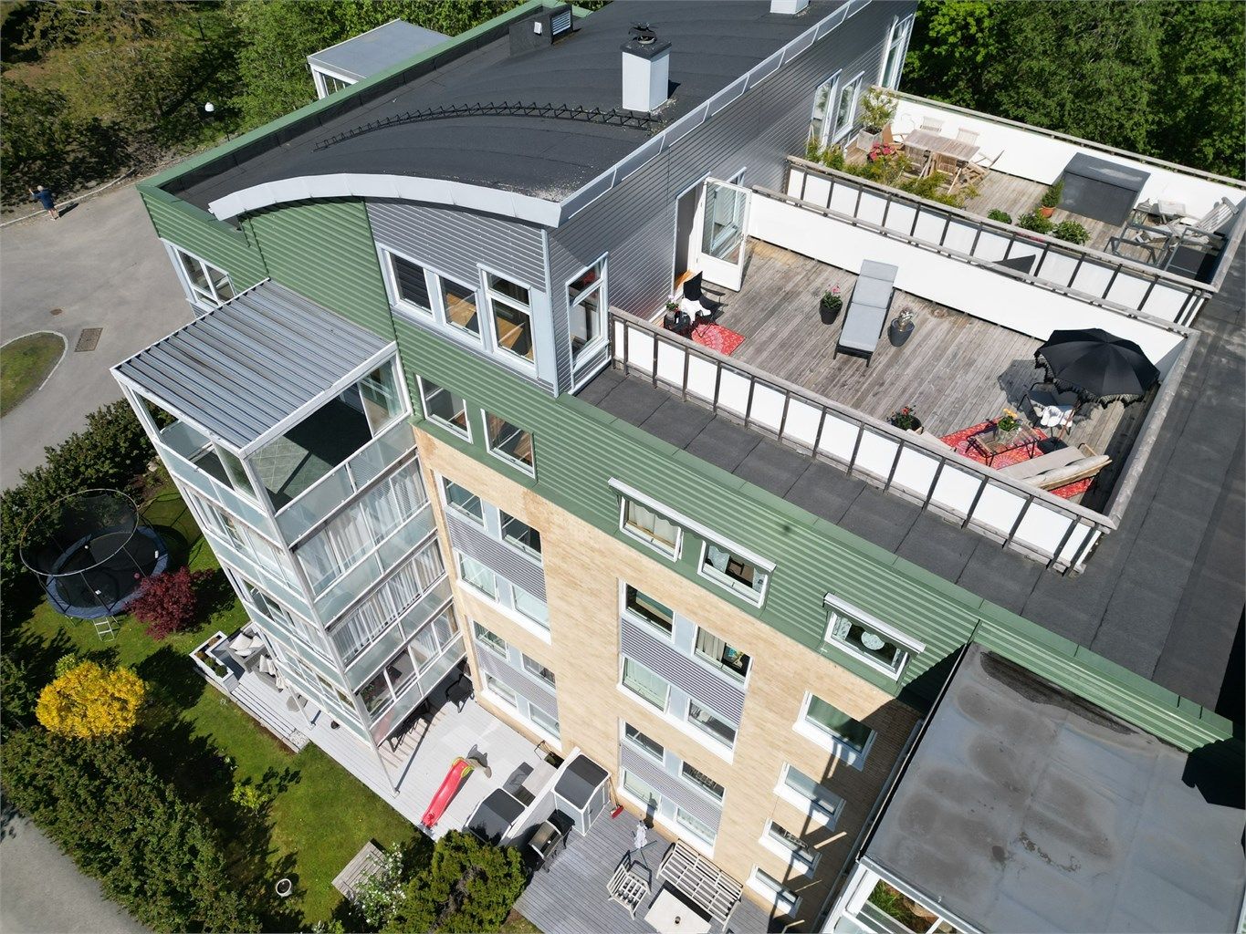 Flott og romslig toetasjes toppleilighet med både innglasset balkong og takterrasse