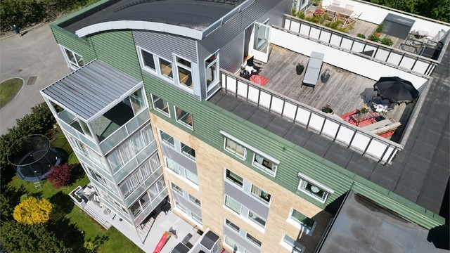 Flott og romslig toetasjes toppleilighet med både innglasset balkong og takterrasse