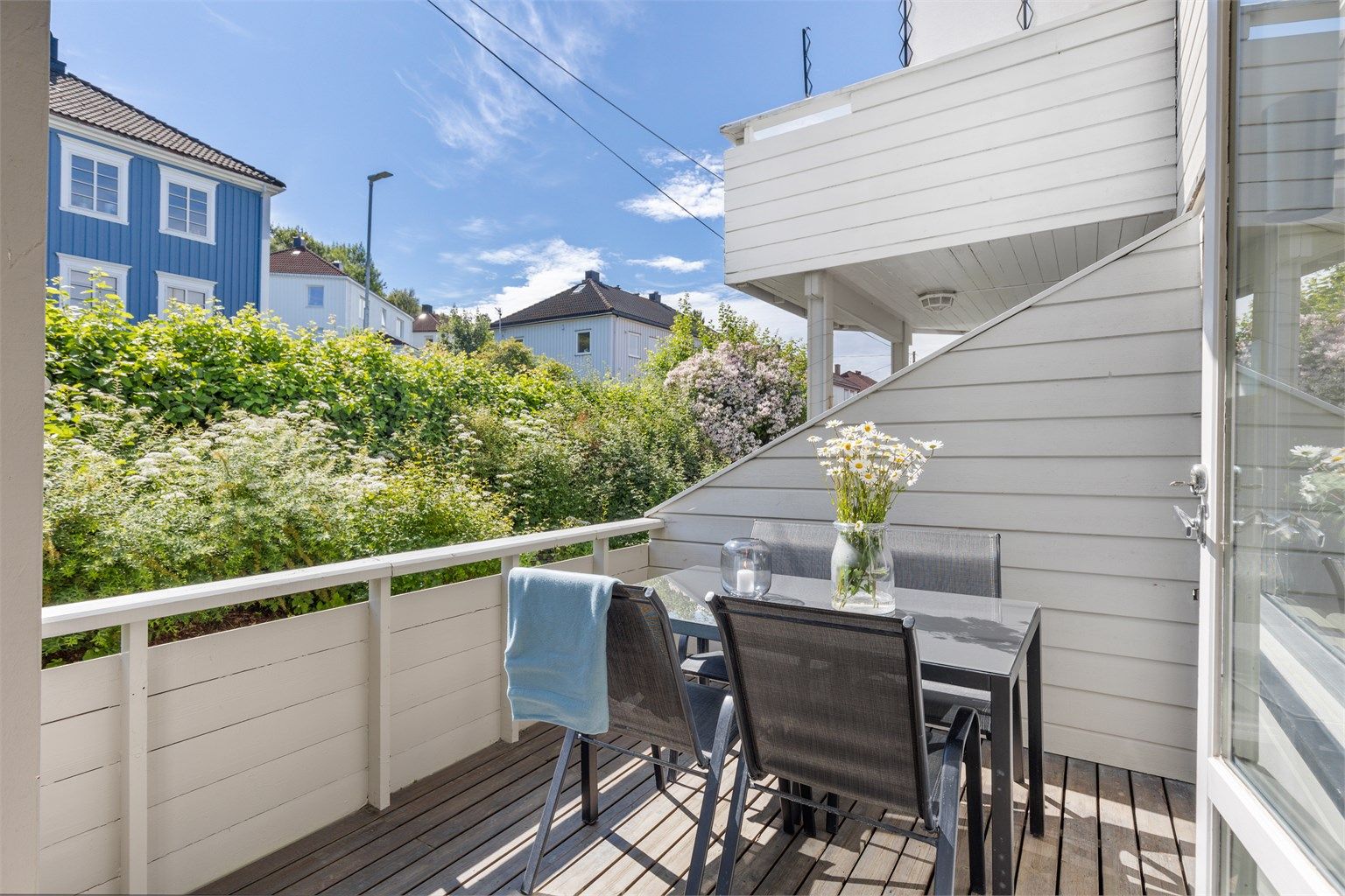 Verandaen ligger lunt og skjermet til og er omkranset av nydelig beplantning. 