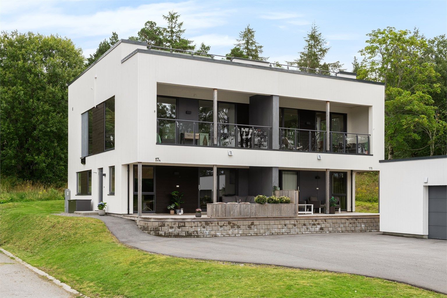Velkommen til denne moderne halvparten av en tomannsbolig fra 2022.
Foto: [Fotograf eller fotofirma]