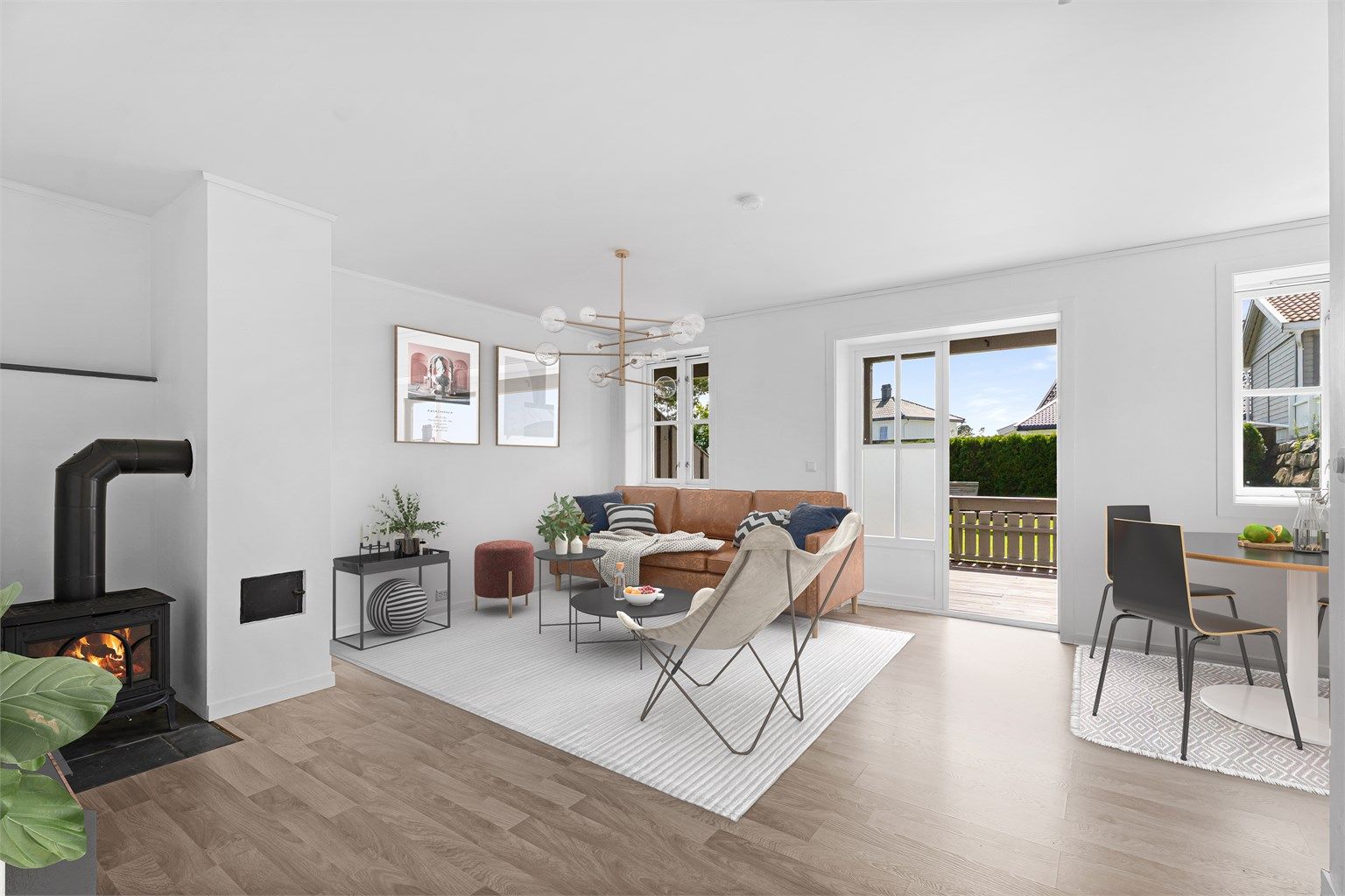 Velkommen til Luntevikveien 25J - En lys og hyggelig 2-roms leilighet sentralt i Lillesand. Stor flott stue med gode møbleringsmuligheter (digitalt stylet) 