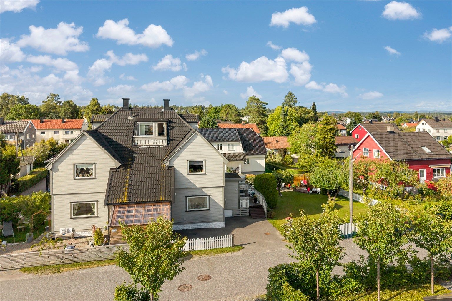 Oversikt over eiendommen og den store, private hagen.