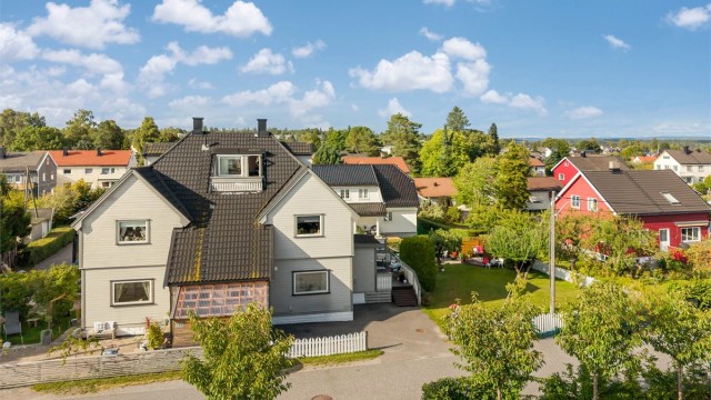 Oversikt over eiendommen og den store, private hagen.